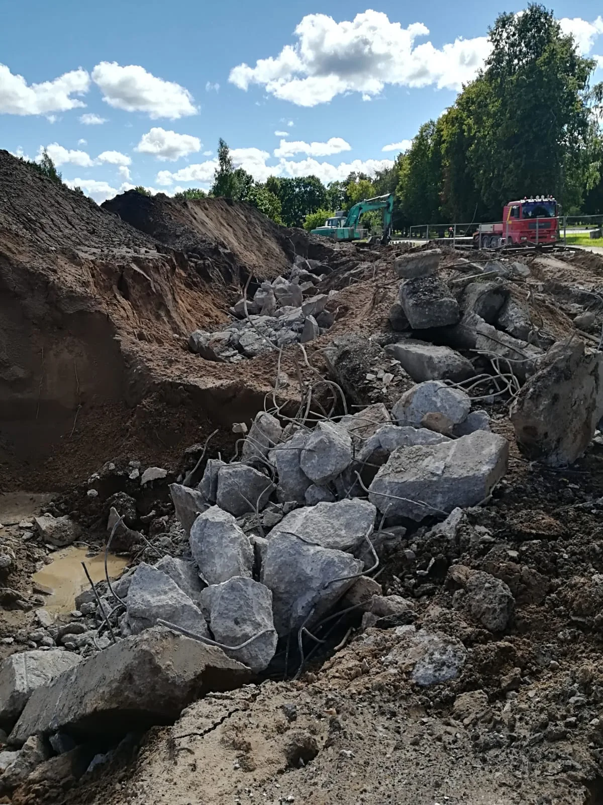 Būvju demontāža un būvgružu drupināšana