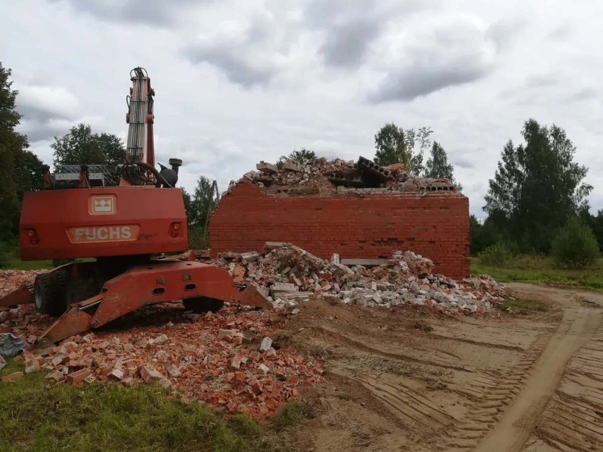 Būvju demontāža un būvgružu drupināšana