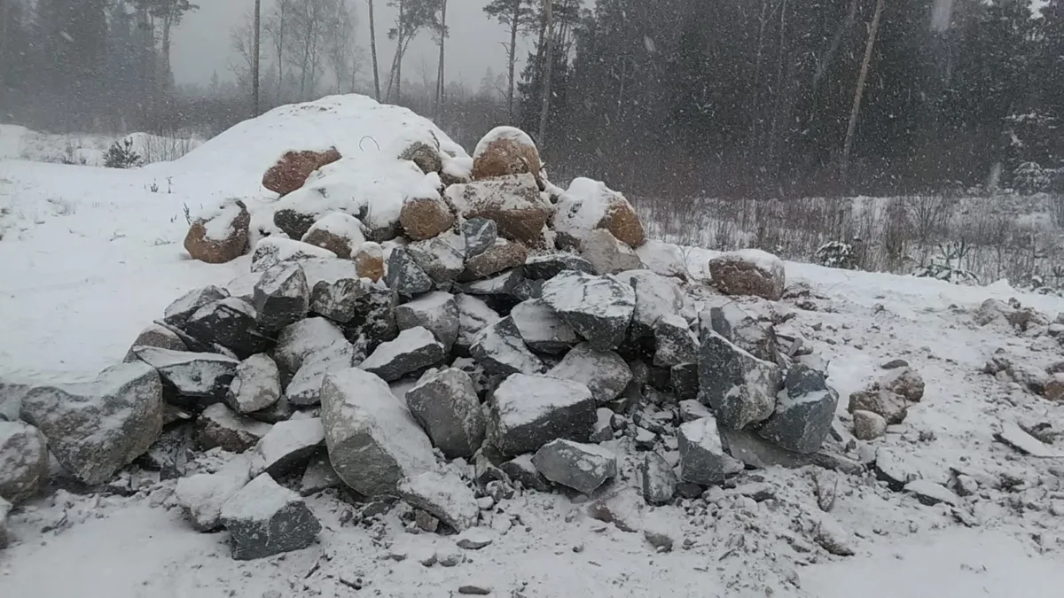 Akmeņu drupināšana karjerā