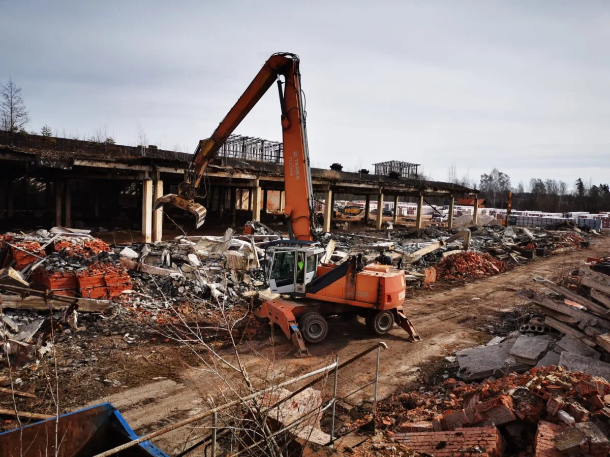 20 000 m2 liela angāra demontāža un būvgružu pārstrāde