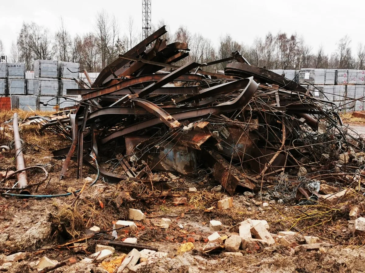 20 000 m2 liela angāra demontāža un būvgružu pārstrāde