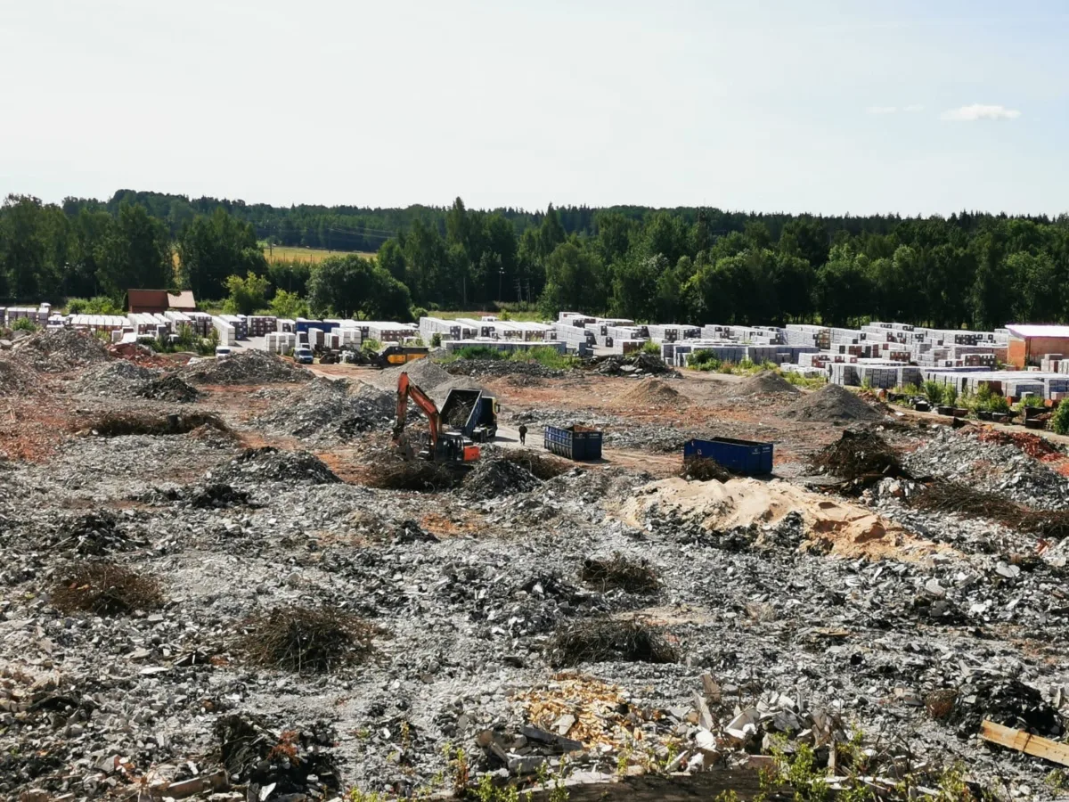 20 000 m2 liela angāra demontāža un būvgružu pārstrāde