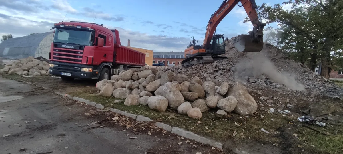 Ēkas nojaukšana, būvgružu drupināšana, teritorijas sakārtošana