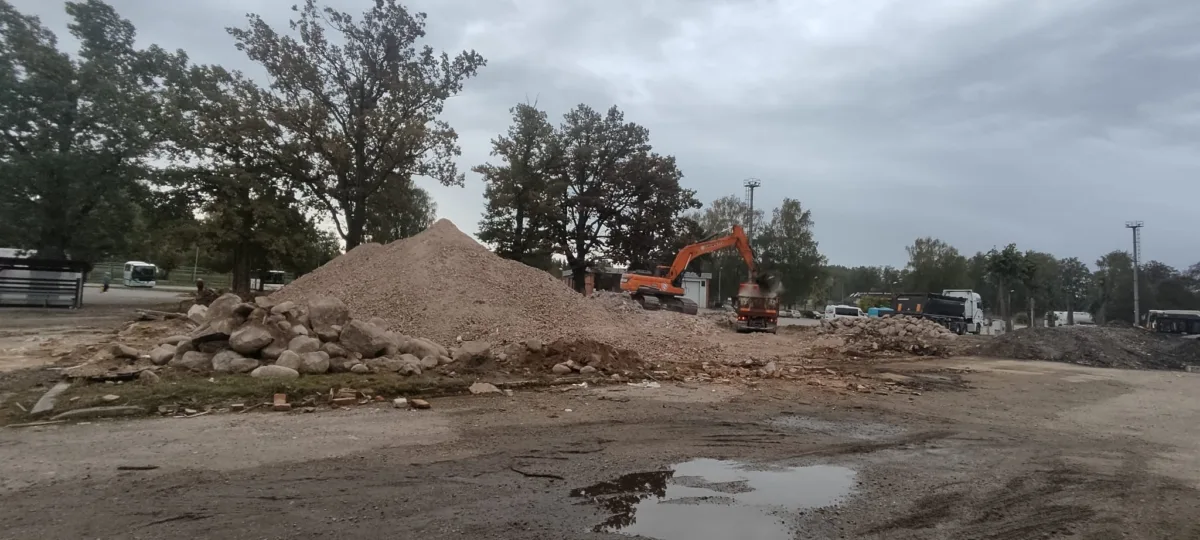 Ēkas nojaukšana, būvgružu drupināšana, teritorijas sakārtošana