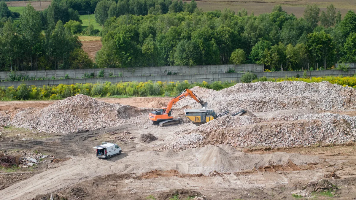 Degradētu ēku nojaukšana, būvgružu pārstrāde, teritorijas sakopšana