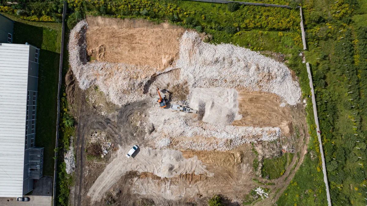 Degradētu ēku nojaukšana, būvgružu pārstrāde, teritorijas sakopšana