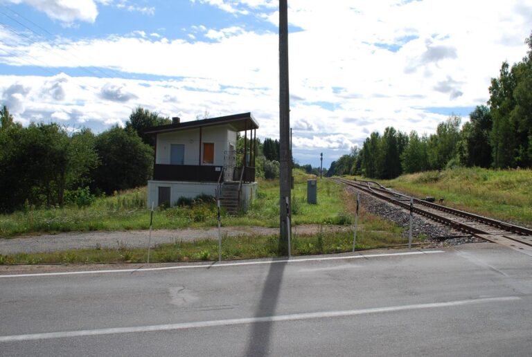 Pārbrauktuves posteņa nojaukšana «Stacija Āraiši»