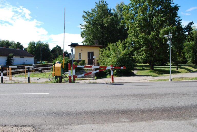 Pārbrauktuves posteņa nojaukšana Siguldā