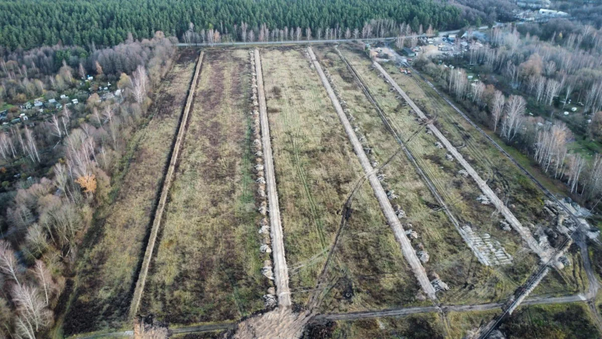 Demontāžas un zemes labiekārtošanas darbi Jaunciema gatvē saules elektrostacijas izbūvei