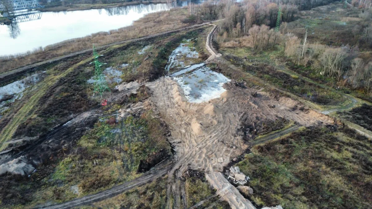 Demontāžas un zemes labiekārtošanas darbi Jaunciema gatvē saules elektrostacijas izbūvei