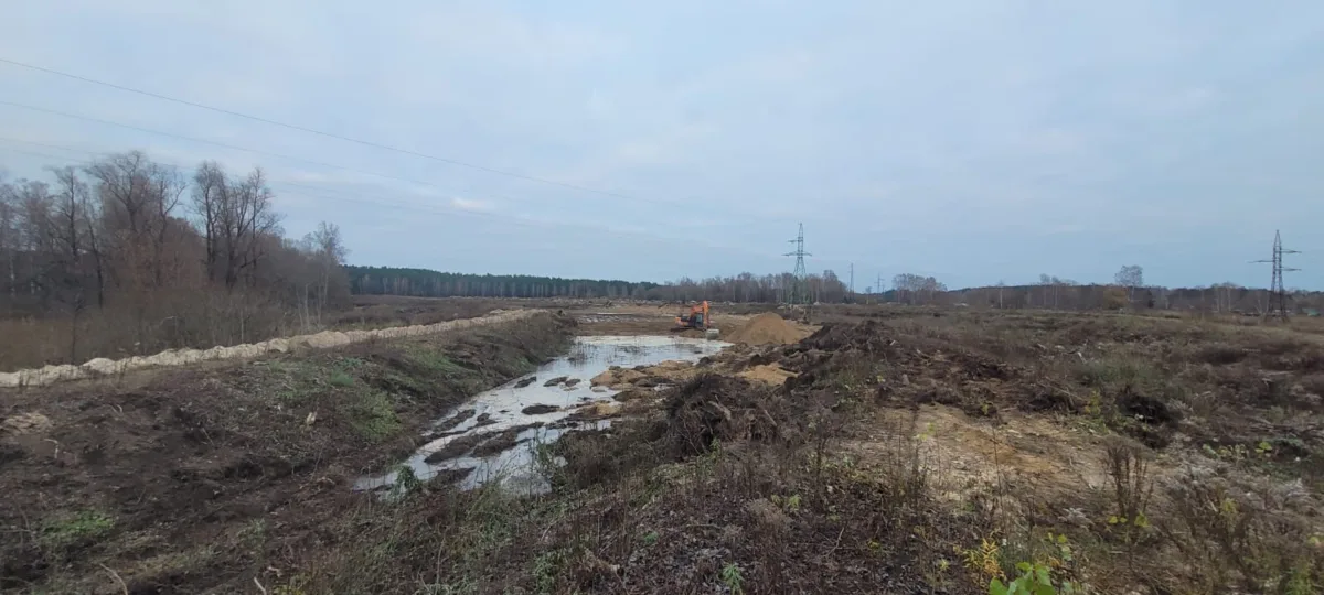 Demontāžas un zemes labiekārtošanas darbi Jaunciema gatvē saules elektrostacijas izbūvei