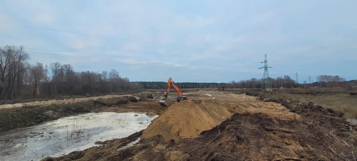 Demontāžas un zemes labiekārtošanas darbi Jaunciema gatvē saules elektrostacijas izbūvei