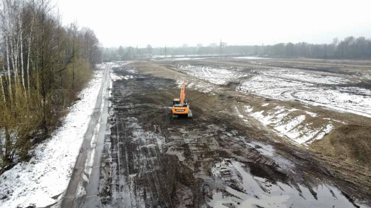 Demontāžas un zemes labiekārtošanas darbi Jaunciema gatvē saules elektrostacijas izbūvei