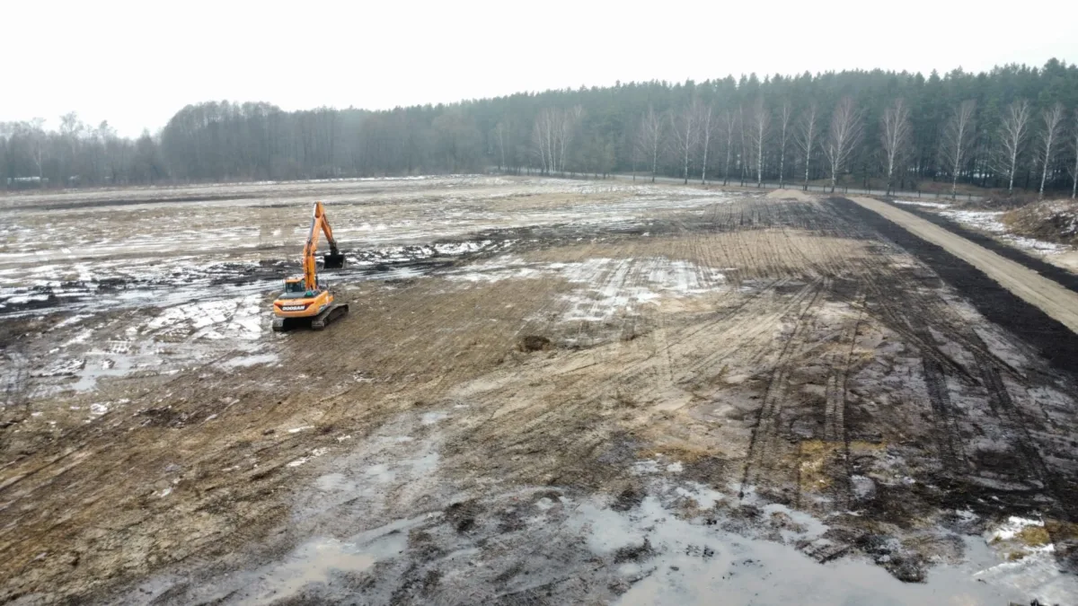 Demontāžas un zemes labiekārtošanas darbi Jaunciema gatvē saules elektrostacijas izbūvei