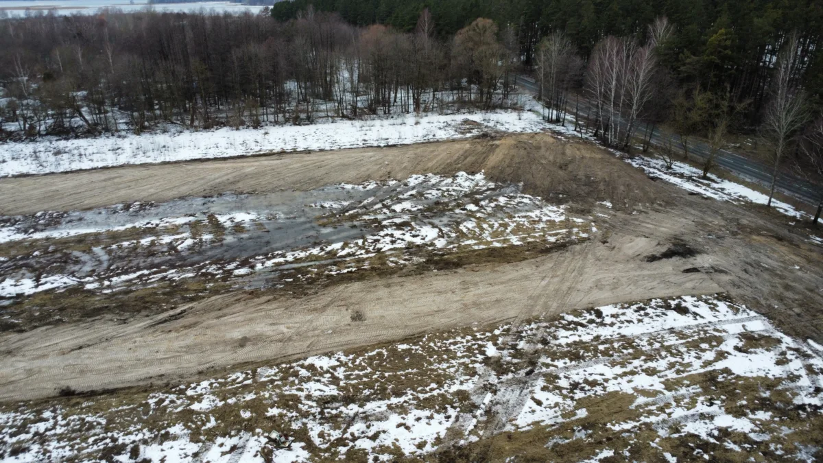 Demontāžas un zemes labiekārtošanas darbi Jaunciema gatvē saules elektrostacijas izbūvei