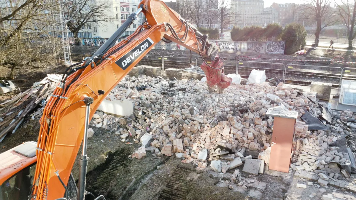 Stacijas “Brasa” pasažieru paviljona nojaukšana Laktas ielā 5, Rīgā