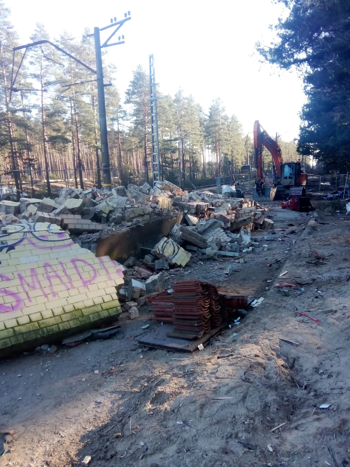 Pasažieru paviljona ēkas nojaukšana stacijā “Ķīšupe”