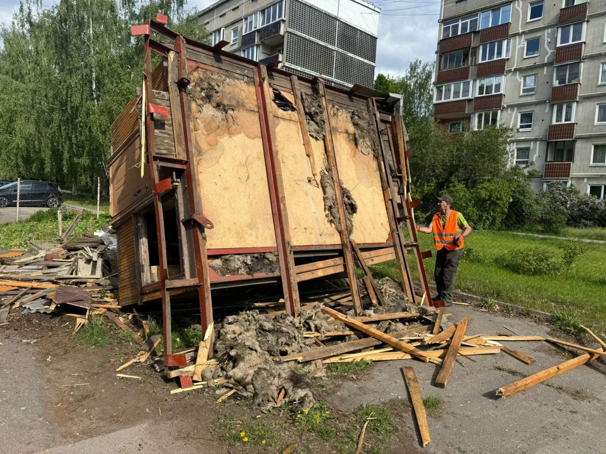 Ēkas nojaukšana un teritorijas sakārtošana Augusta Deglava ielā Rīgā