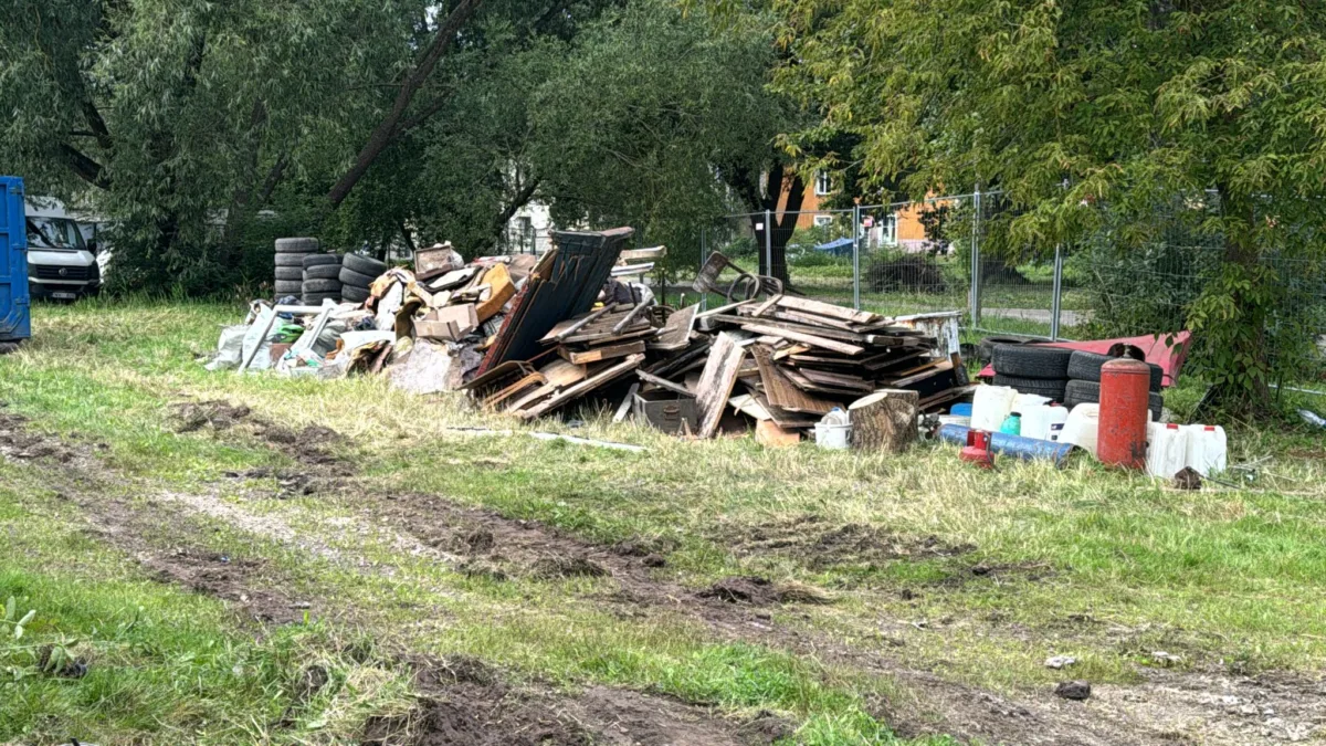 Ēkas nojaukšana un teritorijas sakārtošana Katrīnas dambī b/n Rīgā