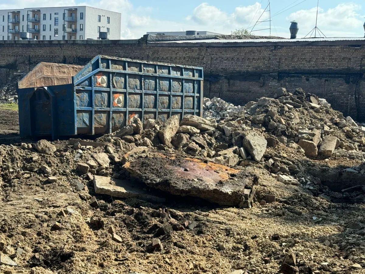 Ēkas nojaukšana un teritorijas sakārtošana Katrīnas dambī b/n Rīgā