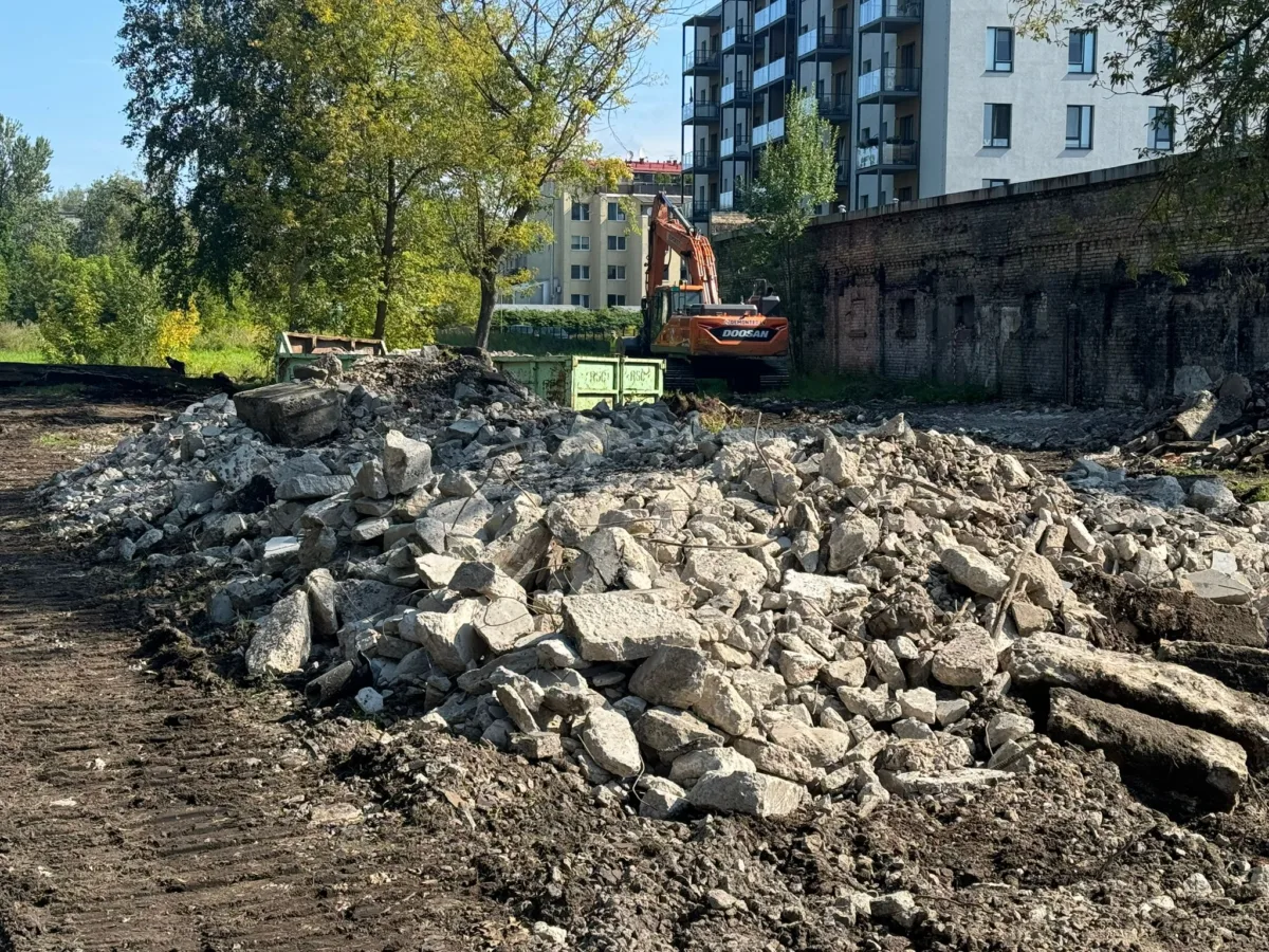 Ēkas nojaukšana un teritorijas sakārtošana Katrīnas dambī b/n Rīgā