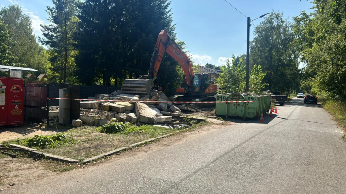 Ēkas nojaukšana un teritorijas sakārtošana Mangaļsalas ielā Rīgā