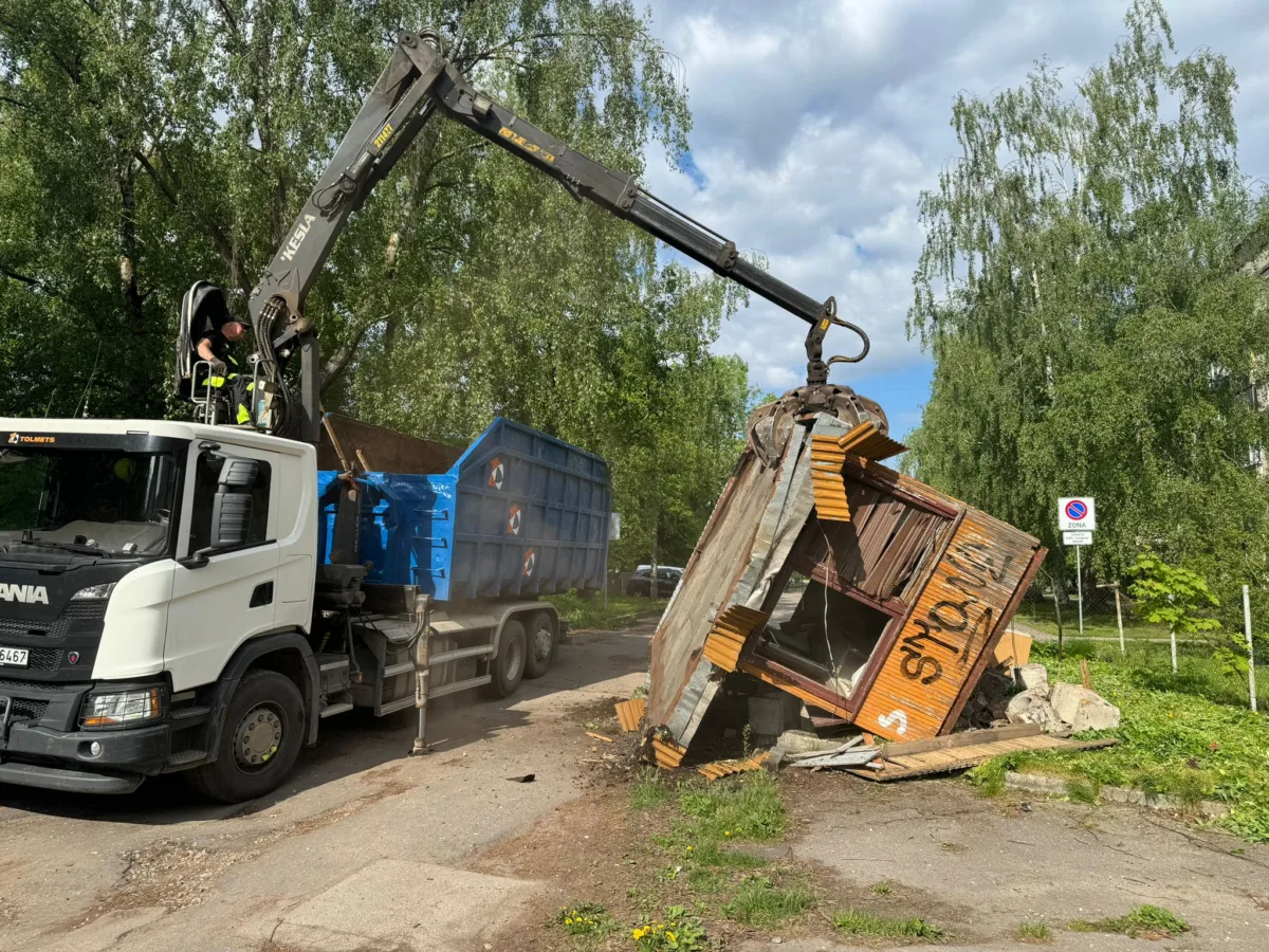 Ēkas nojaukšana un teritorijas sakārtošana Augusta Deglava ielā Rīgā