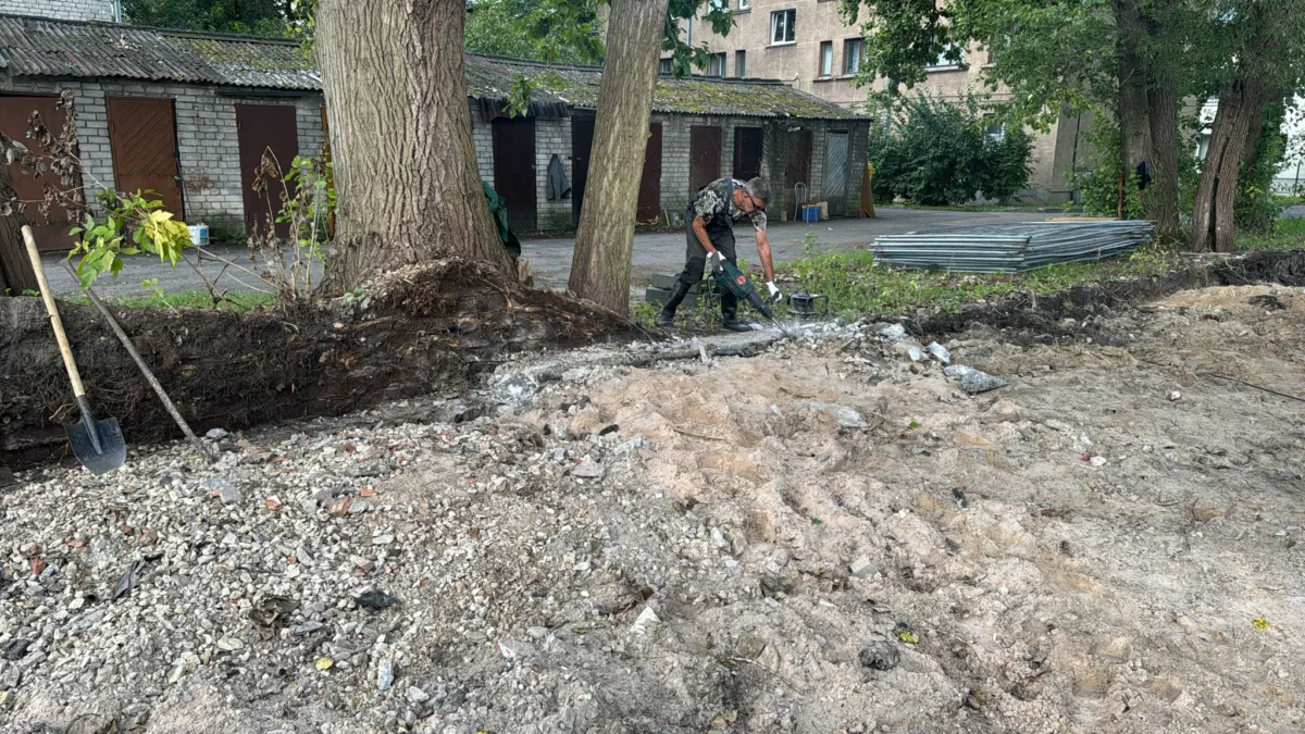 Ēkas nojaukšana un teritorijas sakārtošana Katrīnas dambī b/n Rīgā