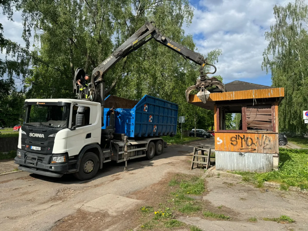 Ēkas nojaukšana un teritorijas sakārtošana Augusta Deglava ielā Rīgā