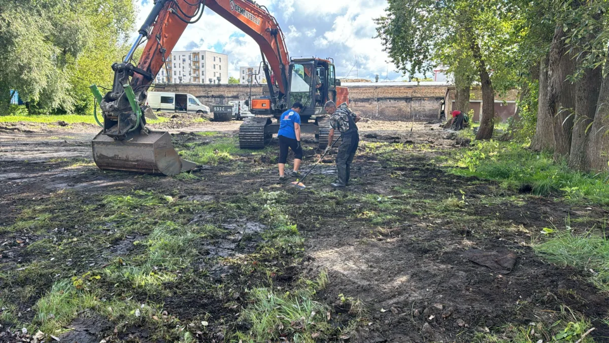 Ēkas nojaukšana un teritorijas sakārtošana Katrīnas dambī b/n Rīgā