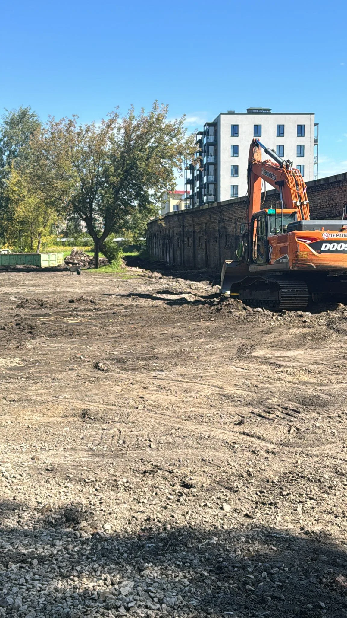 Ēkas nojaukšana un teritorijas sakārtošana Katrīnas dambī b/n Rīgā